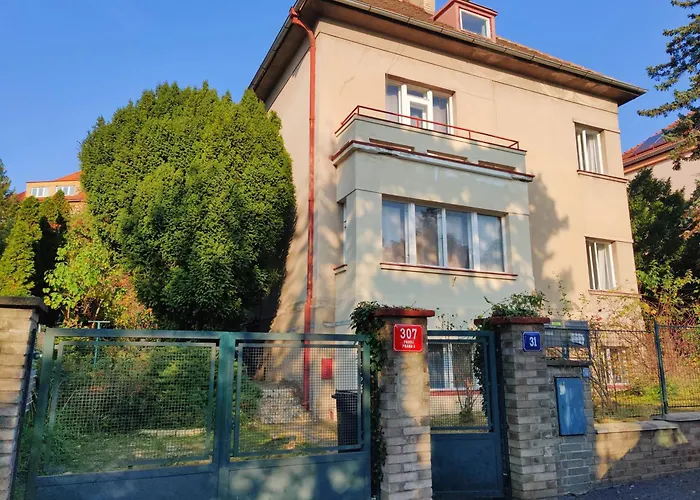 Apartment In House With Private Parking And Garden