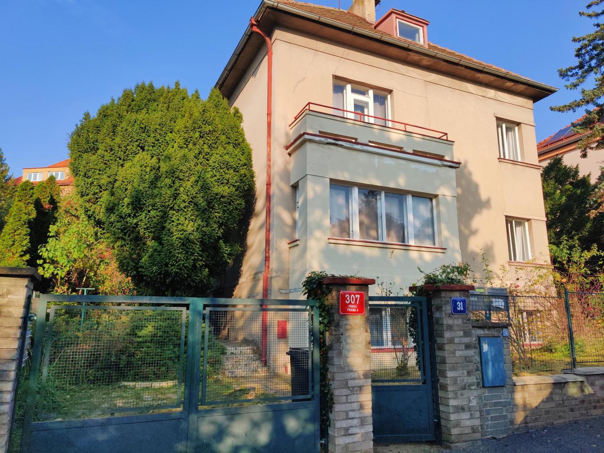 In House With Private Parking And Garden *
