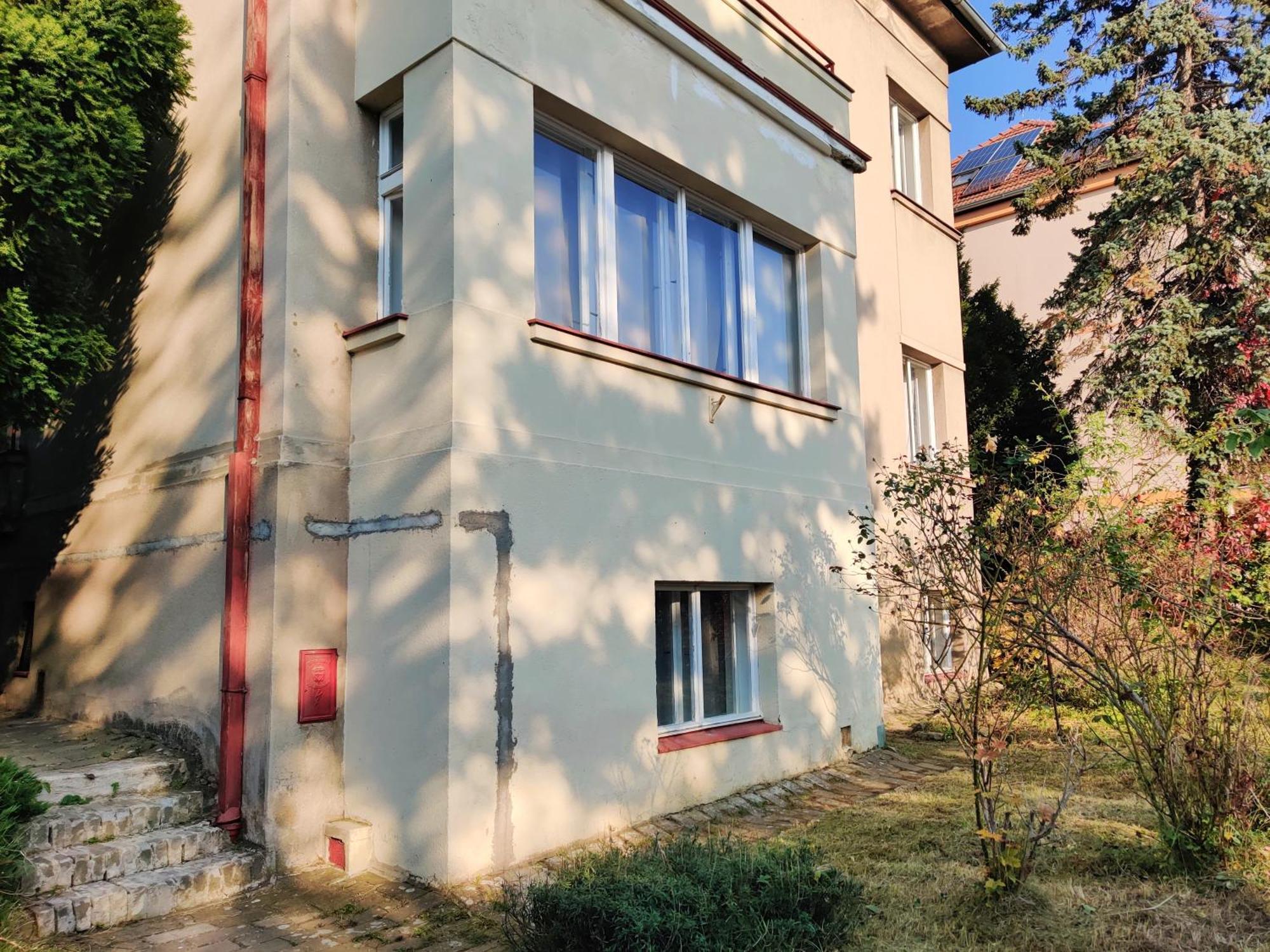 In House With Private Parking And Garden *