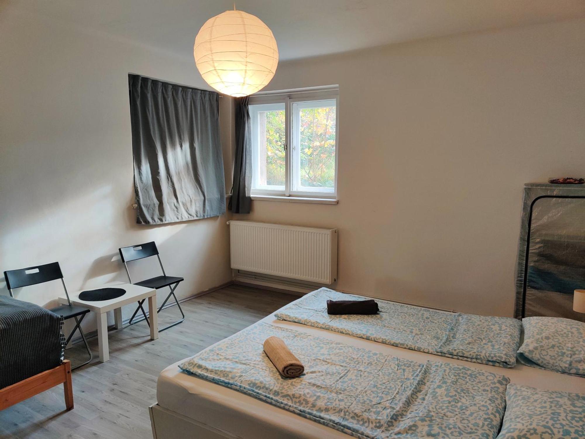In House With Private Parking And Garden
