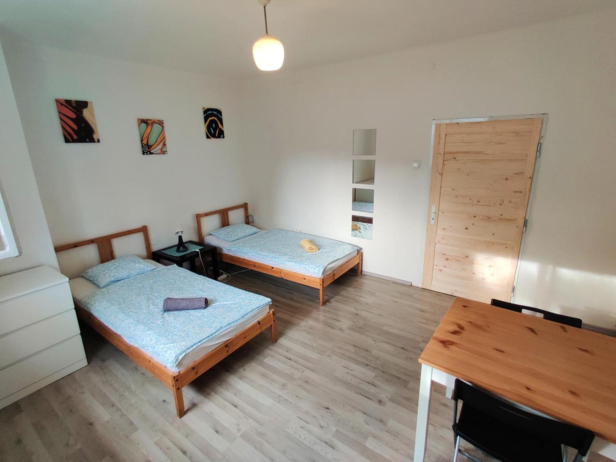 In House With Private Parking And Garden * Praga