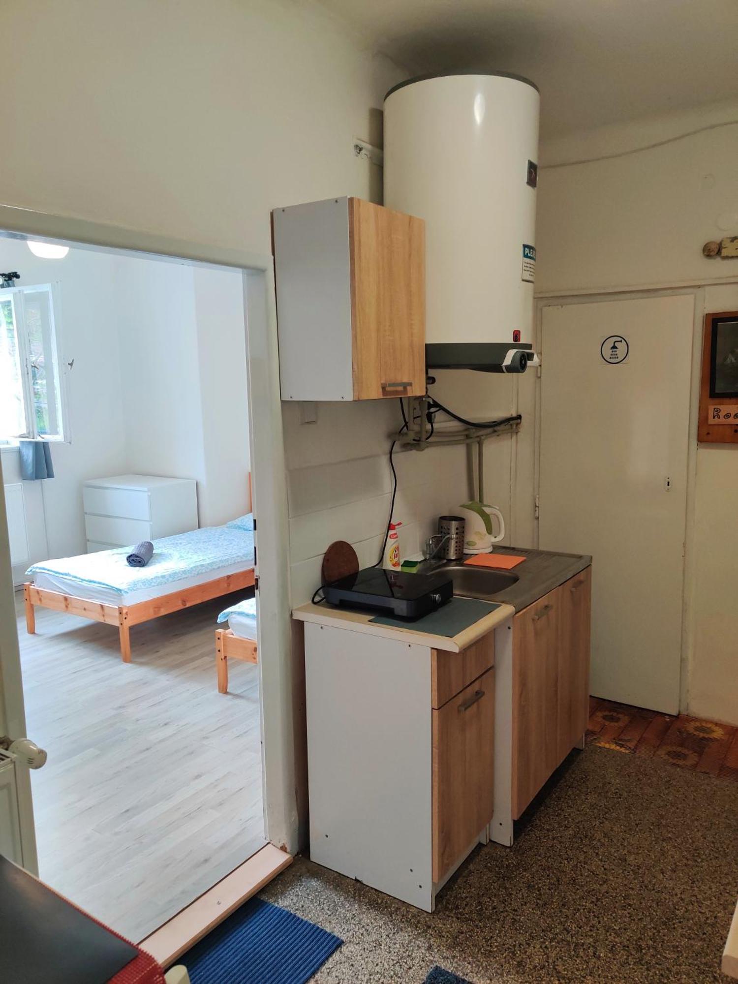 In House With Private Parking And Garden